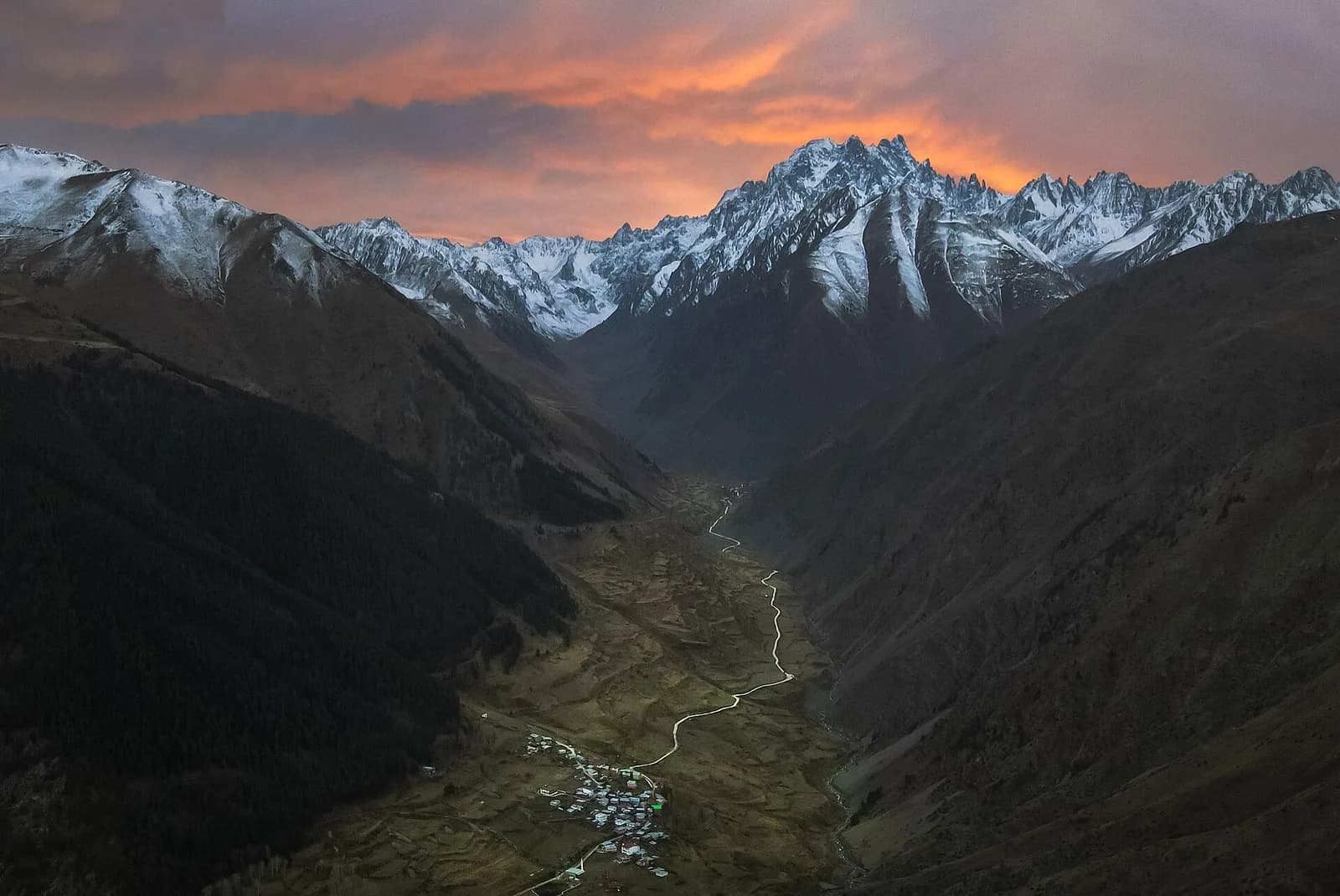 夕阳照亮卡奇卡尔山脉,山谷与层叠山脊延伸向远方